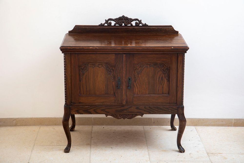 שידת כניסה עתיקה. 86x49x88 ס"מ 
פגם קל לגב (מצולם)