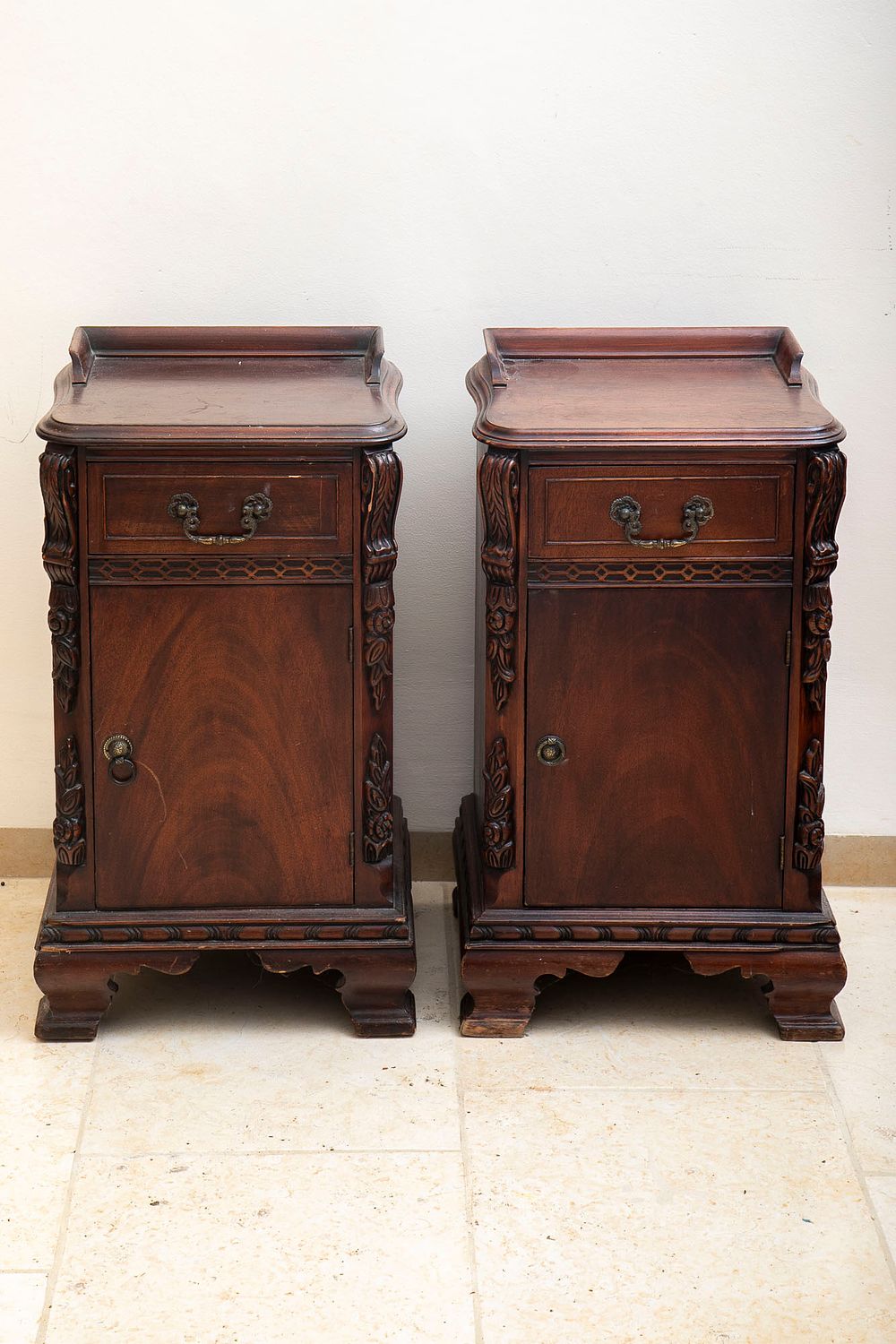 שתי שידות לילה עתיקות, . מידות 40x36x72 ס"מ