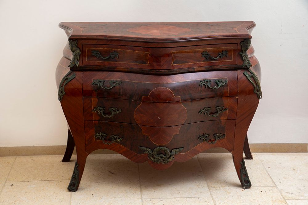 שידת מגירות צרפתית מעוגלת עתיקה, מעוטרת בעבודת פרקטרי ופרזול מסוגנן, ארט נובו בחלקו, . מידות 