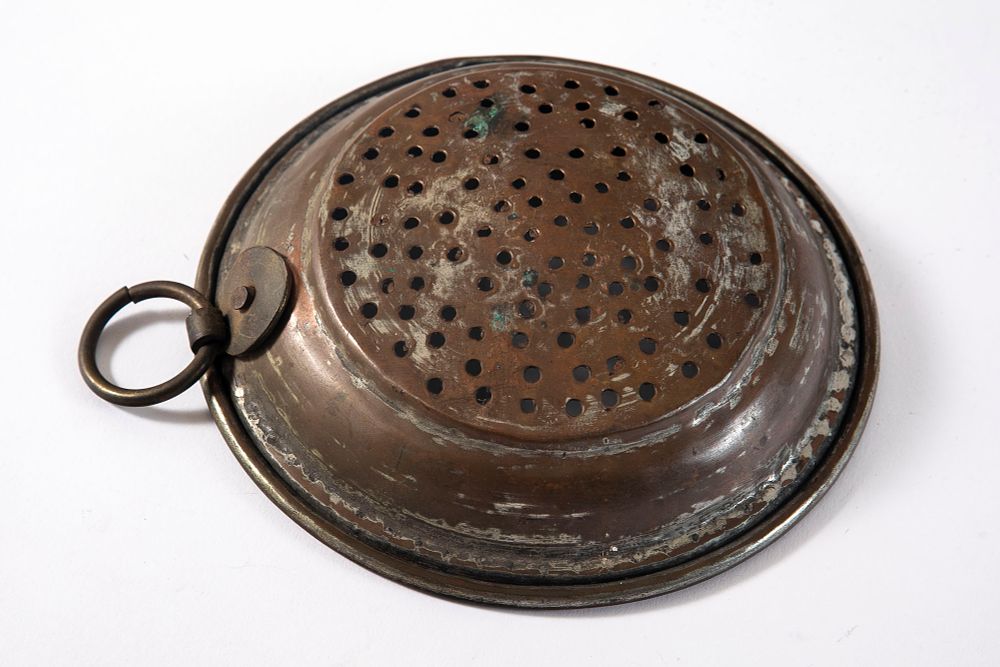 מסננת נחושת עתיקה. קוטר 16 ס"מ