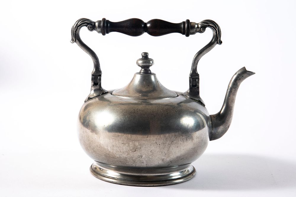 קומקום פיוטר אירופאי חתום, . גובה כולל 18 ס"מ