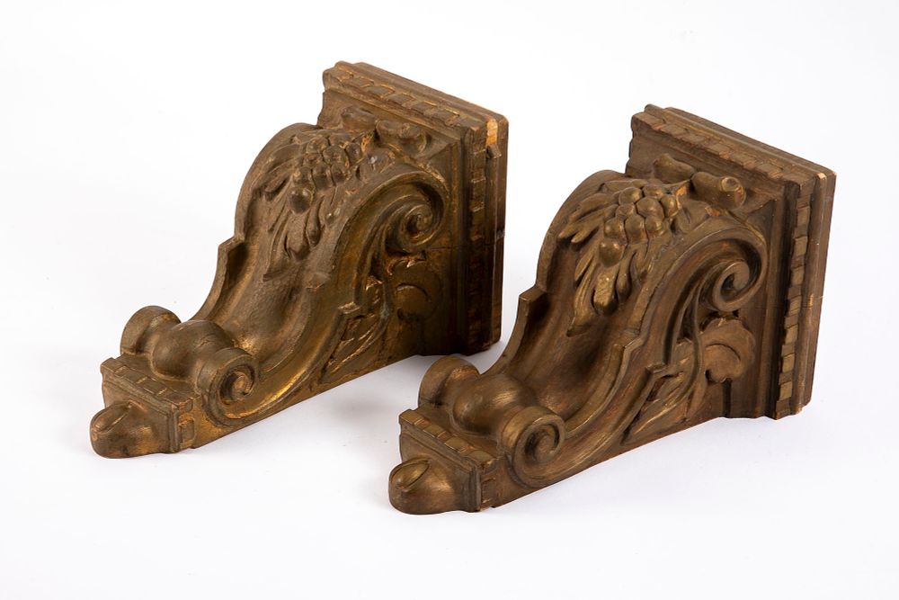 זוג מדפי עץ מסוגננים. 13x15x25 ס"מ