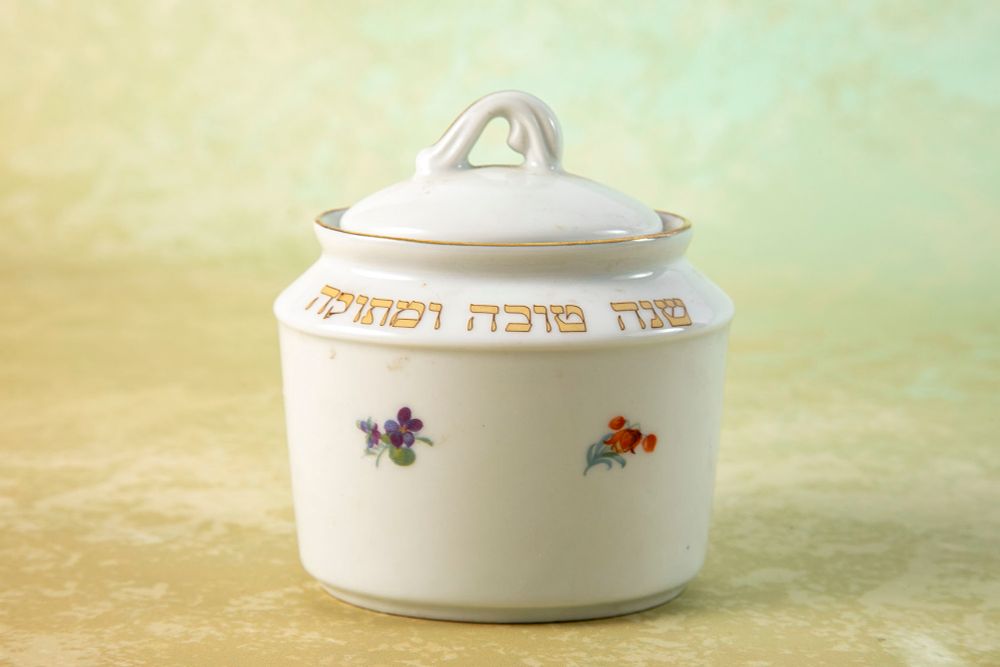 Winterling גרמניה - כלי לדבש לראש השנה, פורצלן בואריה. נושא כיתוב 'שנה טובה ומתוקה' 
גובה 11 ס"מ