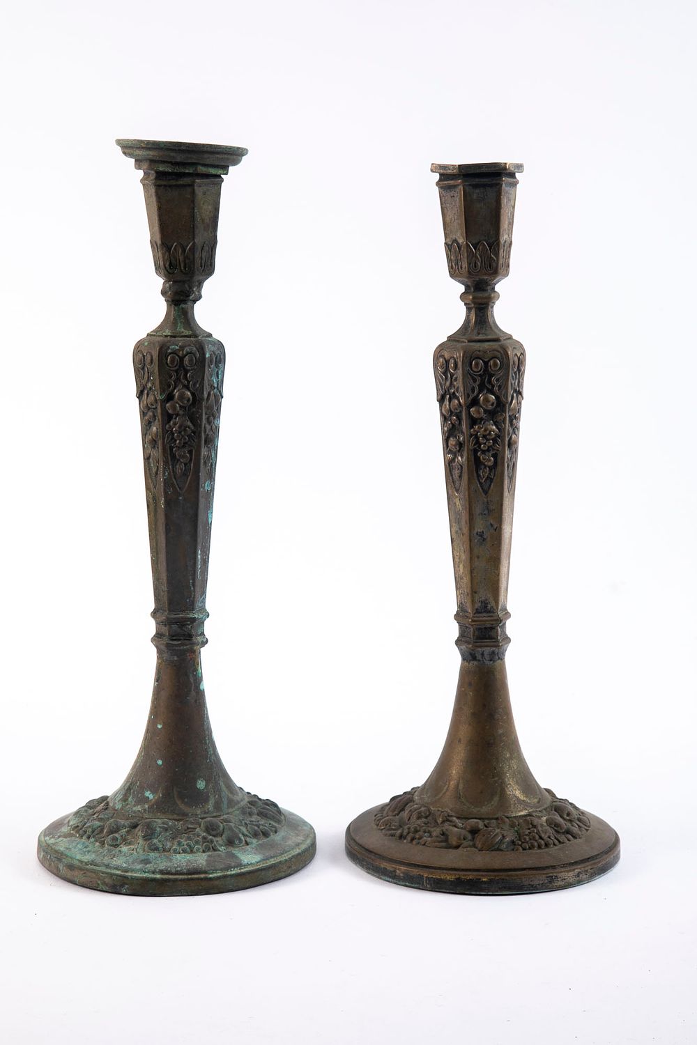 זוג פמוטי נחושת קלים. סימני זמן כפי שניתן לראות בתמונות 
גובה 33 ס"מ