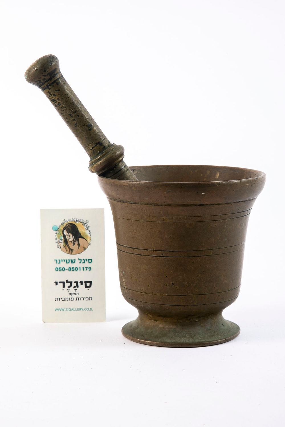 מכתש ועלי. גובה המכתש 12 ס"מ 
אורך העלי 21 ס"מ