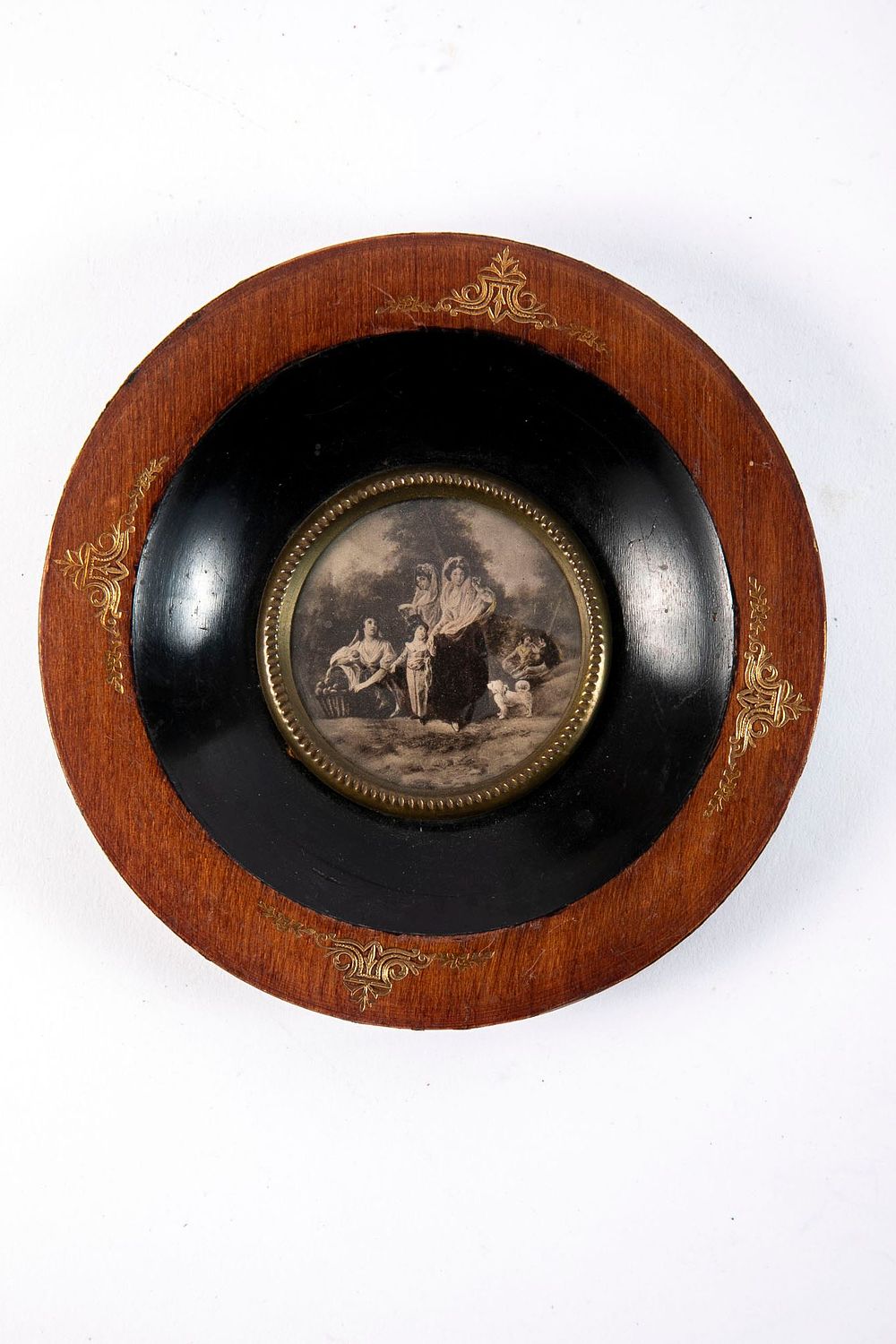 תמונה מיניאטורית עתיקה במסגרת עץ . קוטר המסגרת 12 ס"מ