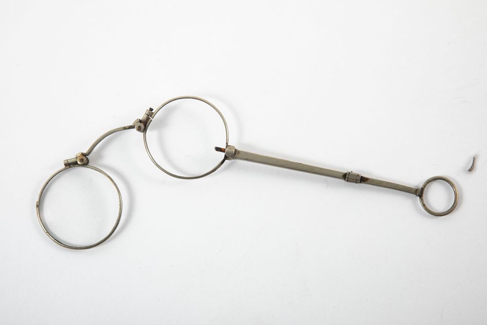 משקפי ידית Lorgnette עתיקים. זכוכית אחת שרדה 
רוחב 10 ס"מ 
גובה כולל הידית 15 ס"מ