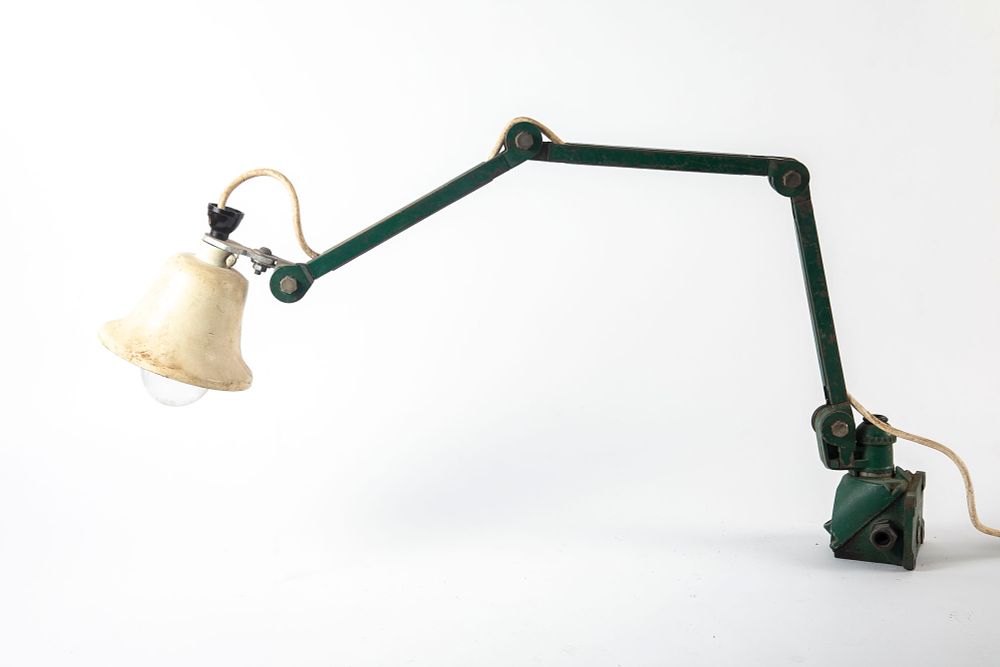 מנורה שולחנית מתכווננת. גובה במצב סגור 53 ס"מ