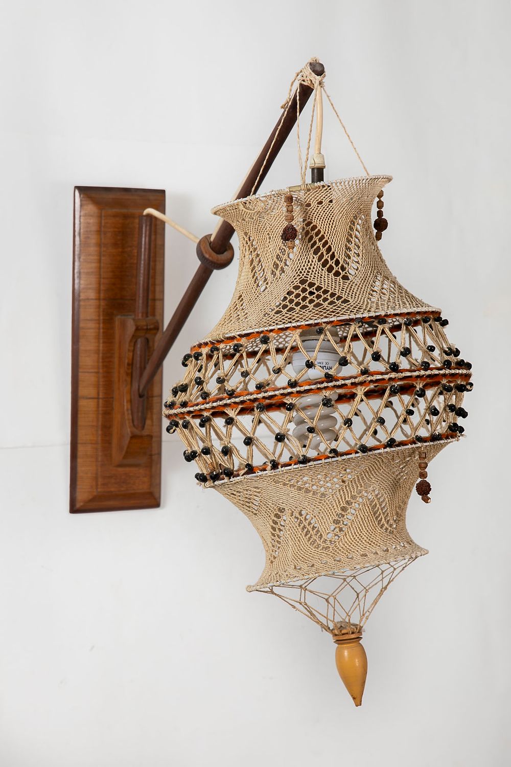 אהיל סרוג בשילוב חרוזים, . גובה 60 ס"מ, אורך הזרוע 68 ס"מ