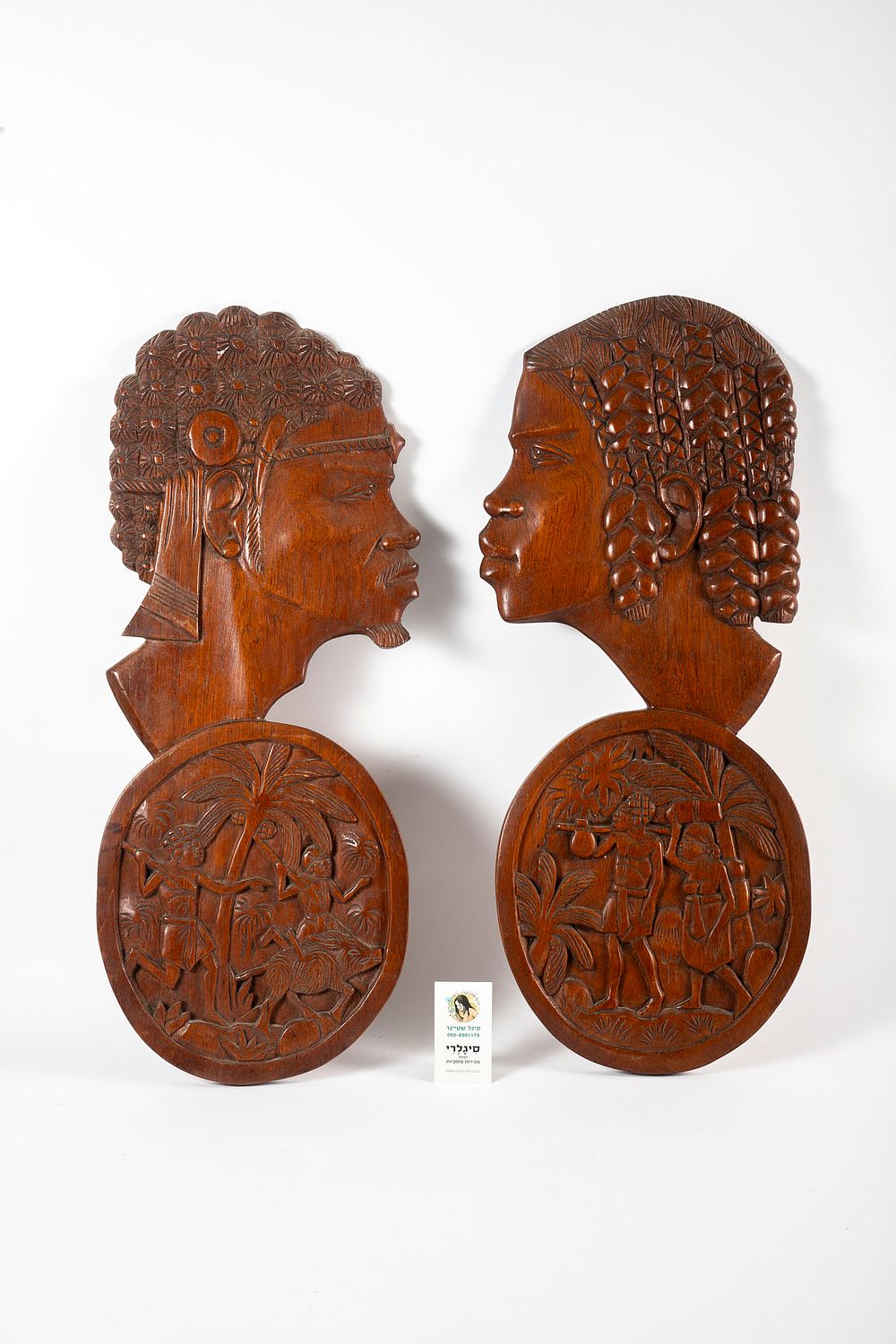 זוג גילופי עץ אפריקאיים גדולים, לתליה על הקיר, . גובה 71 ס"מ