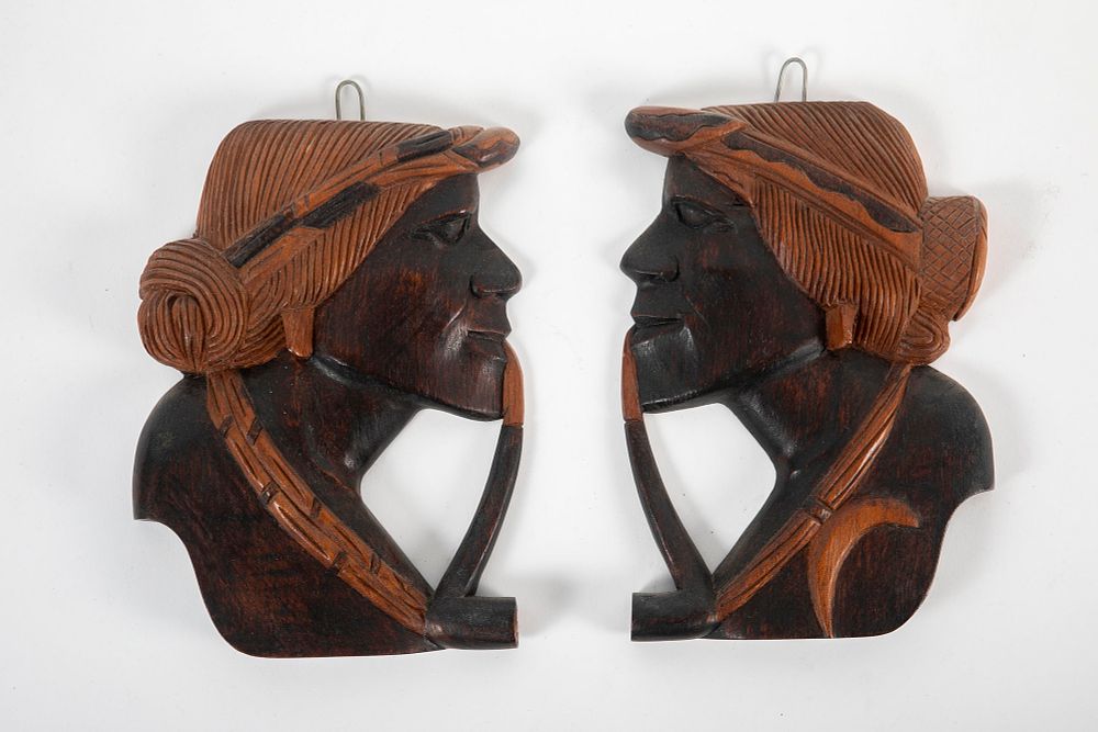 שני גילופי עץ לתליה על הקיר, מעשנים מקטרות. גובה 21 ס"מ