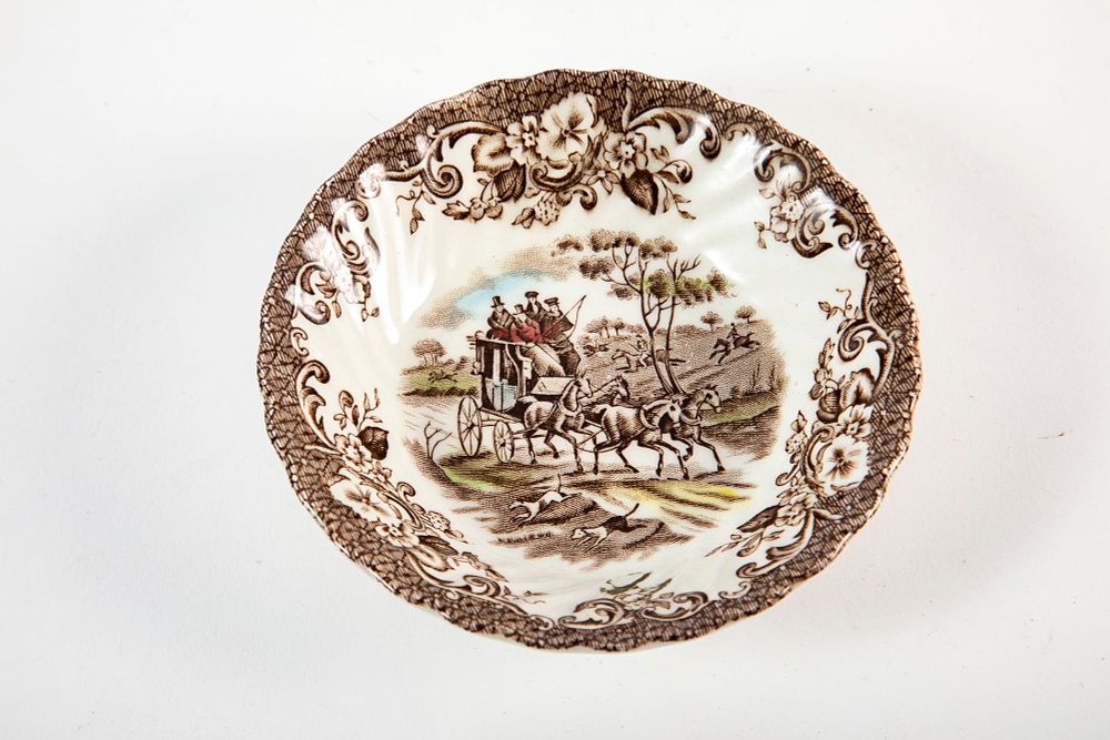 Johnson Bros. אנגליה - צלוחית אנגלית, סצינת כרכרות. קוטר 13 ס"מ