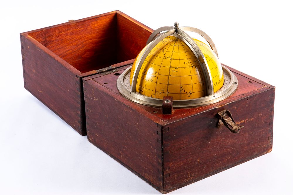 גלובוס ניווט שמיימי סובייטי, 1952 מתוארך וממוספר עם תעודת הבדיקה הרשמית. מספר סידורי תואם על 