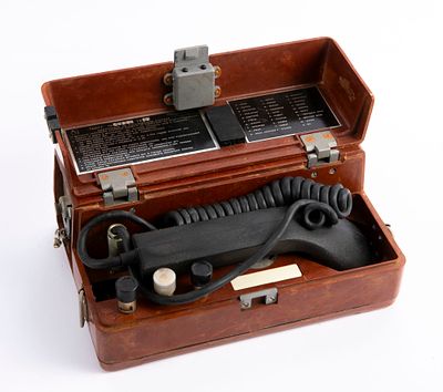 טלפון שדה רוסי בתיבת בקליט. הוראות הפעלה ורשימת איות בפנים המכסה. 
22x15x9 ס"מ