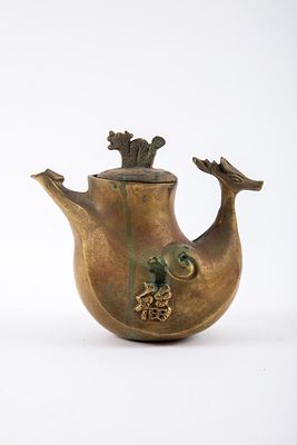 כלי פליז יפני לשריפת קטורת, מעוצב כצבי אגדי, . חתום בבסיס, 
אורך 12 ס"מ