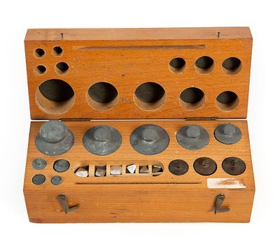 סט משקולות רוקחים בקופסת עץ. אחת חסרה 
מידות 23x9x9 ס"מ