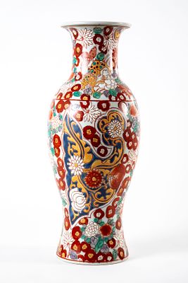 אגרטל Imari יפני חתום, מעוטר כולו בציורי יד, . גובה 42 ס"מ