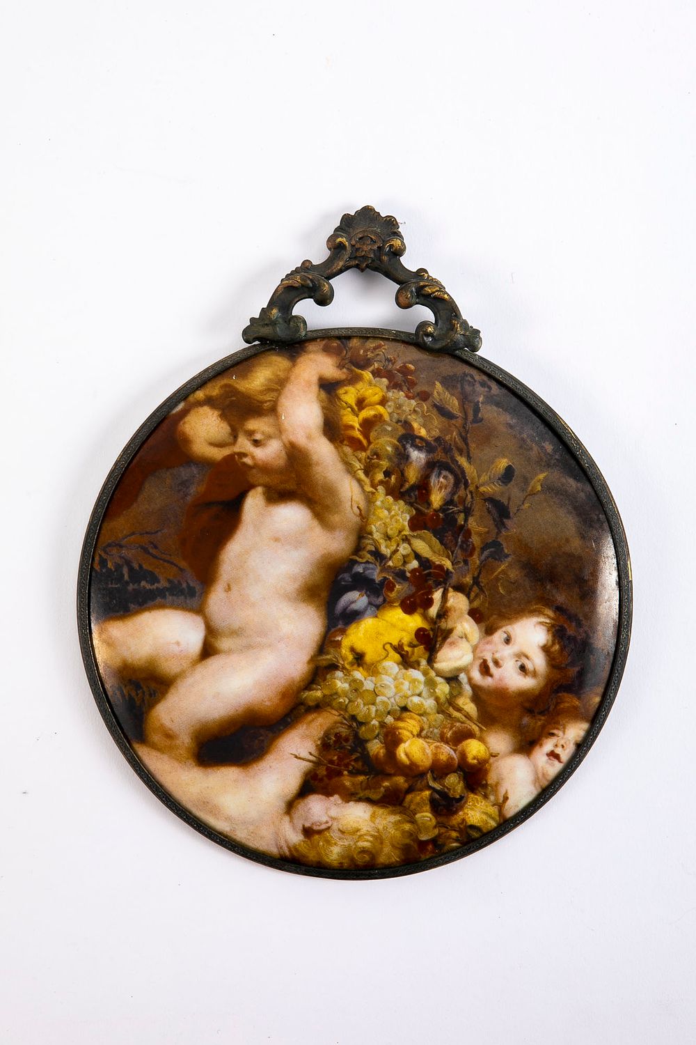 צלחת פורצלן גרמנית במסגרת מתכת, לתליה. הדפס קטע מתוך זר הפירות Garland of Fruit של רובנס 
קוטר 20 ס"מ