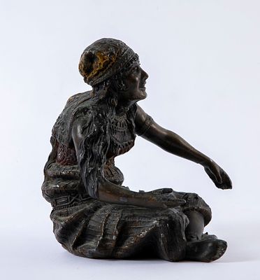 פסל צועניה יושבת . פסל שפלטר צבוע בצביעה קרה, 
גובה 17 ס"מ