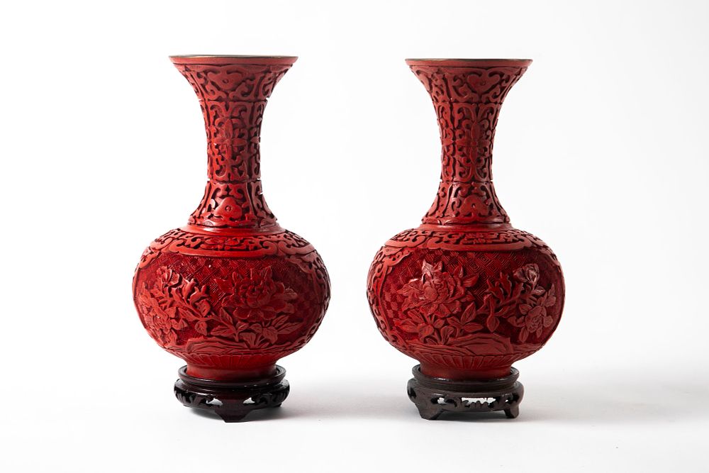 2 אגרטלי סינבר על בסיס עץ. באריזתם, במצב חדש New-Old Stock 
גובה 20 ס"מ