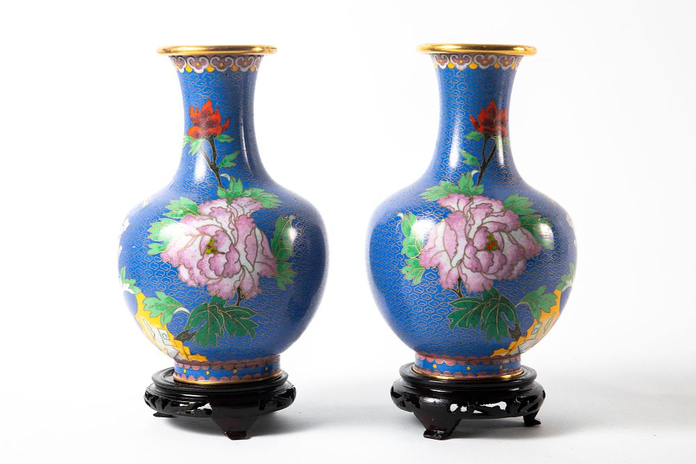 זוג אגרטלי קלוזונה כחולים על בסיסי עץ. באריזתם, במצב חדש New-Old Stock 
גובה 21 ס"מ