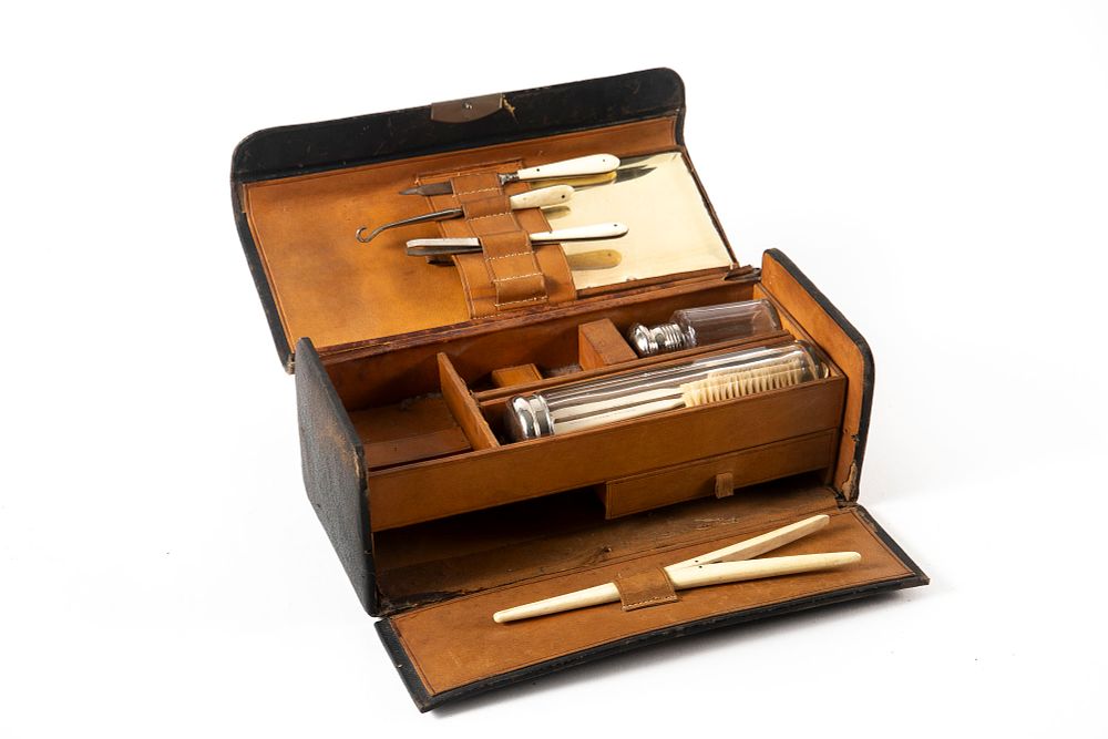 סט טיפוח עם ידיות בקלית, בתיק עור. כולל גם מרחיב כפפות וקרס ללולאות. אורך 25 ס"מ