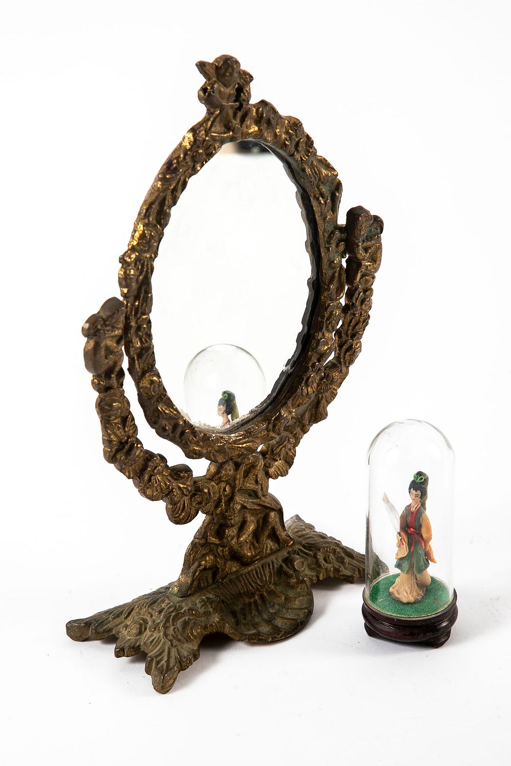 מראה שולחנית במסגרת נחושת, . נוטה להתהפך על צירה כך שהמלאך למטה 
גובה 25 ס"מ