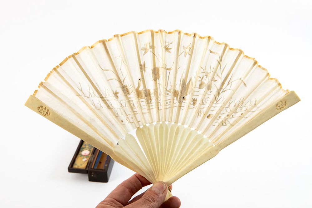 מניפה עתיקה בקופסתה, . מחיצות עצם ובד משי רקום בעבודת יד עדינה, 
אורך 26 ס"מ 
פגם למניפה (מצולם)