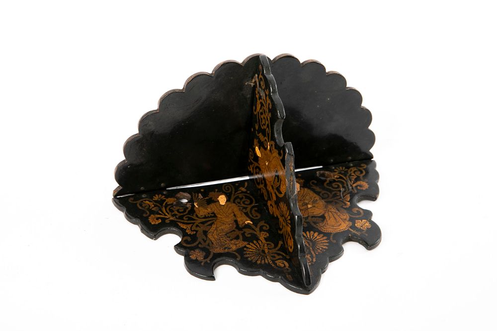 מדף יפני מתקפל עתיק, מתקופת מייג'י, . עשוי עץ מצופה לאקר, מעוטר בעבודת יד, 
אורך 17 ס"מ