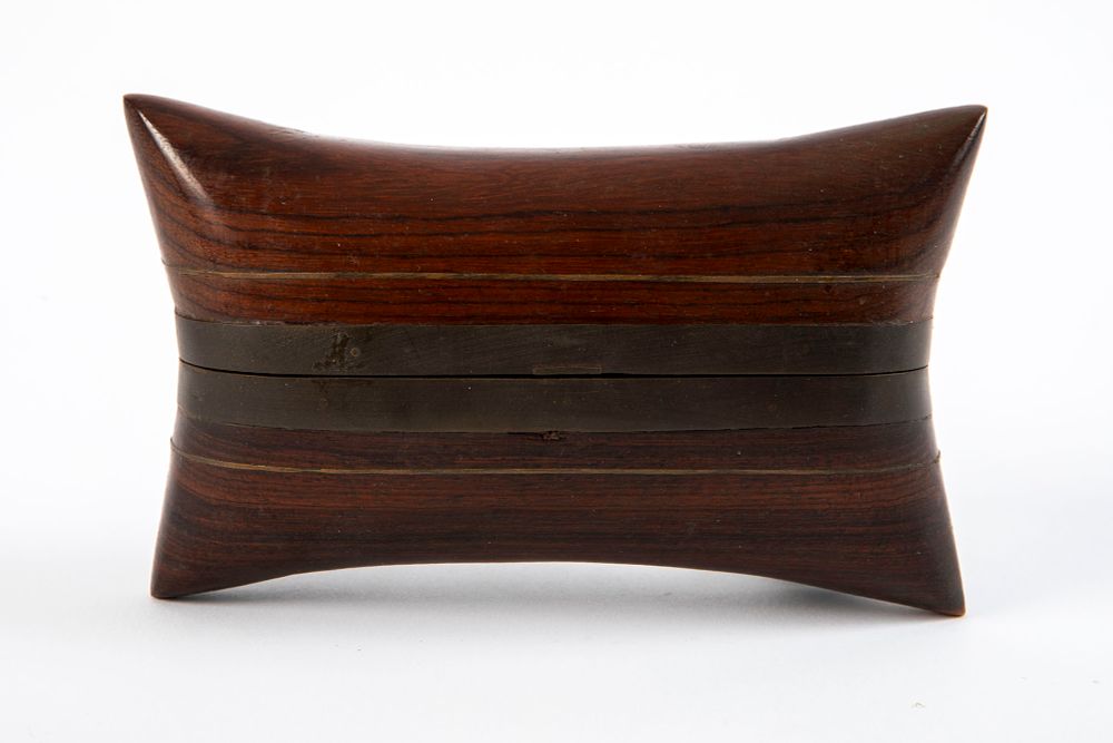 נרתיק למשקפיים מעץ, עם סגר פליז. אורך 14 ס"מ