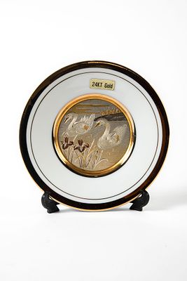 Art of Chokin יפן - צלחת פורצלן בעיטור ברבורים, בזהב 24K. קוטר 15.5 ס"מ