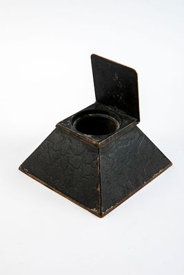 קסת דיו פירמידה ארט דקו ממתכת, . מידות 11x11x6 ס"מ