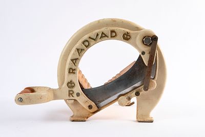 Ove Larsen עבור Raadvad, דנמרק - פורס מזון משנות ה-50,. בעיצוב אובה לארסן, 
מיועד לפריסת גבינות 