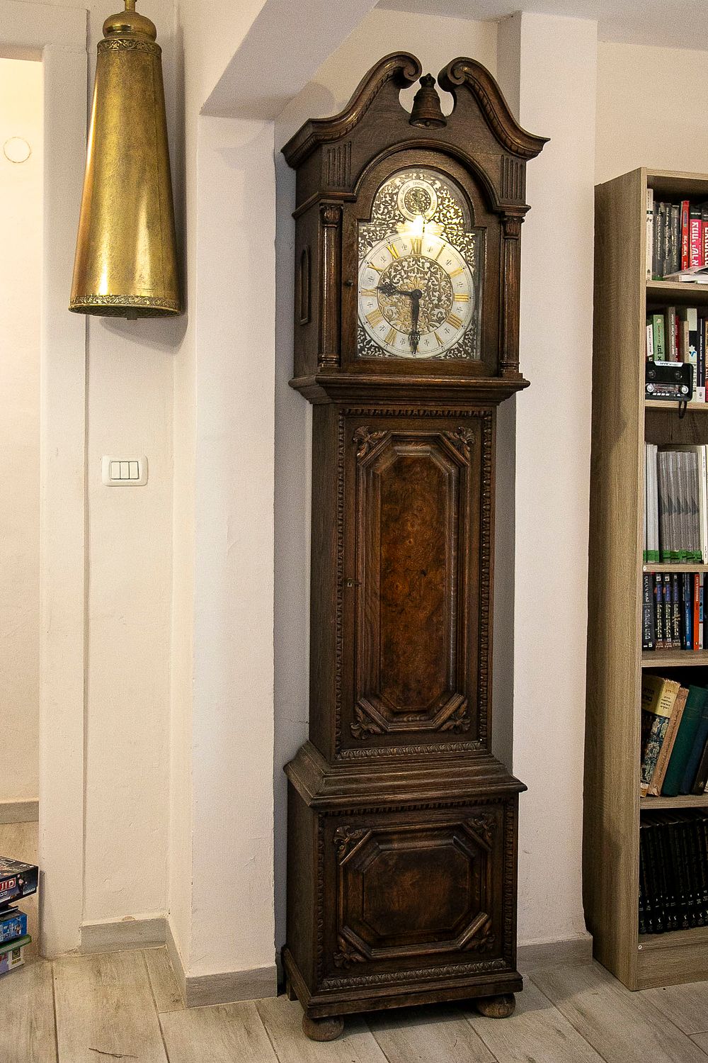 אורלוגין. 29x51x220 ס"מ 
יש לאסוף את הפריט מאיילת השחר לא יאוחר מ 5 ימים ממועד המכירה