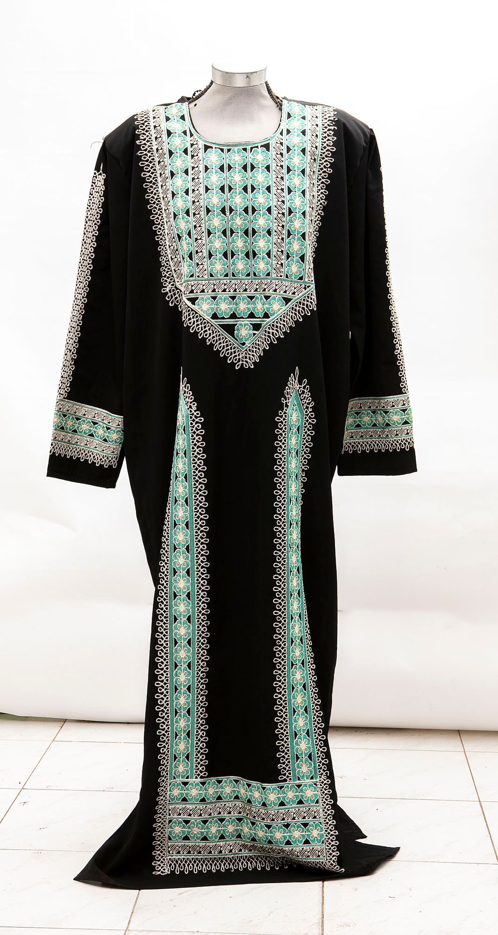 גלביה שחורה רקומה בטורקיז בהיר