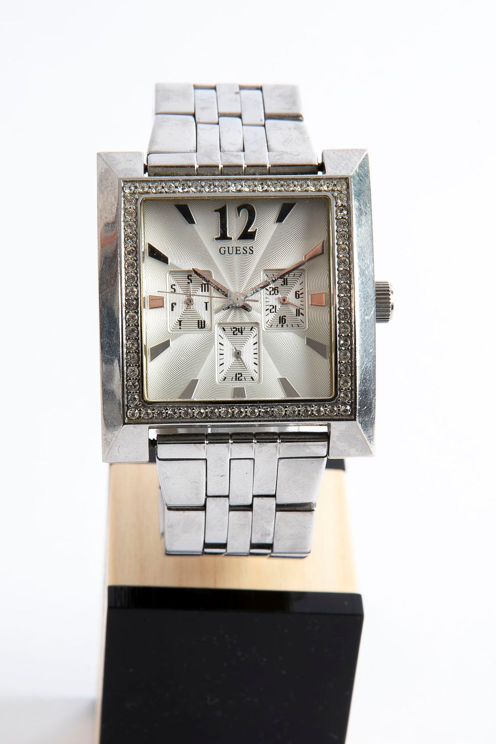 Guess - שעון יד מלבני, משובץ בהיקף . שעון יד קורץ מלבני בשיבוץ זירקוניה מעוקבת, רצועת מתכת. 
מידות 
