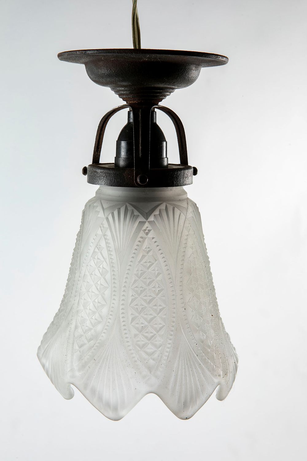 מנורת תקרה ארט נובו, אהיל Pressed Glass. אהיל זכוכית חלבית מסוג Pressed Glass, בצורת פרח עם 