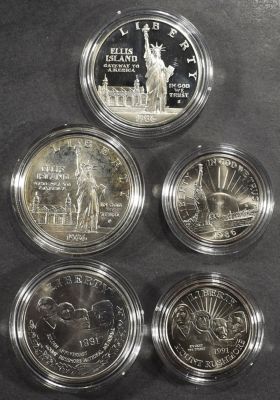 COLLECTORS LOT COMMEMORATIVE SETS. (1) 1986-S LIBERTY COMM UNC DOLLAR OGP, (1) 1986 LIBERTY COMM 