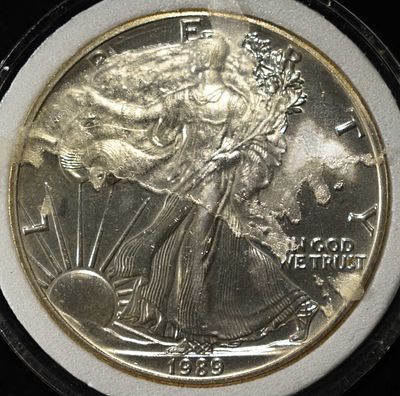 1989 AMERICAN SILVER EAGLE. TOP RATED AUCTION HOUSE ESTIMATE $110 - $160.