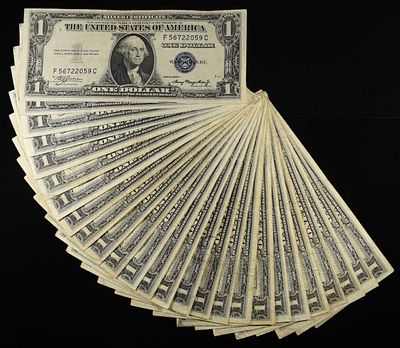 (26) SILVER CERTIFICATES 1935 XF & AU. 26 NICE XF &AU 1935 NOTES! ESTIMATE $160 - $180.