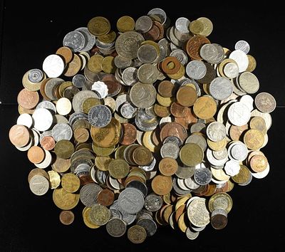 5 LBS FOREIGN COINS & ASSORTED TOKENS. LEADERS IN ON-LINE AUCTIONS ESTIMATE $100 - $150.