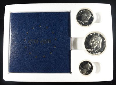 1976 SILVER 3 COIN PROOF SET. WEEKLY COIN & CURRENCY AUCTIONS ESTIMATE $75 - $100.