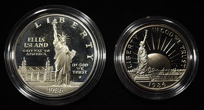 1986-S STATUE OF LIBERTY 2 COIN SET. WEEKLY COIN & CURRENCY AUCTIONS ESTIMATE $150 - $200.