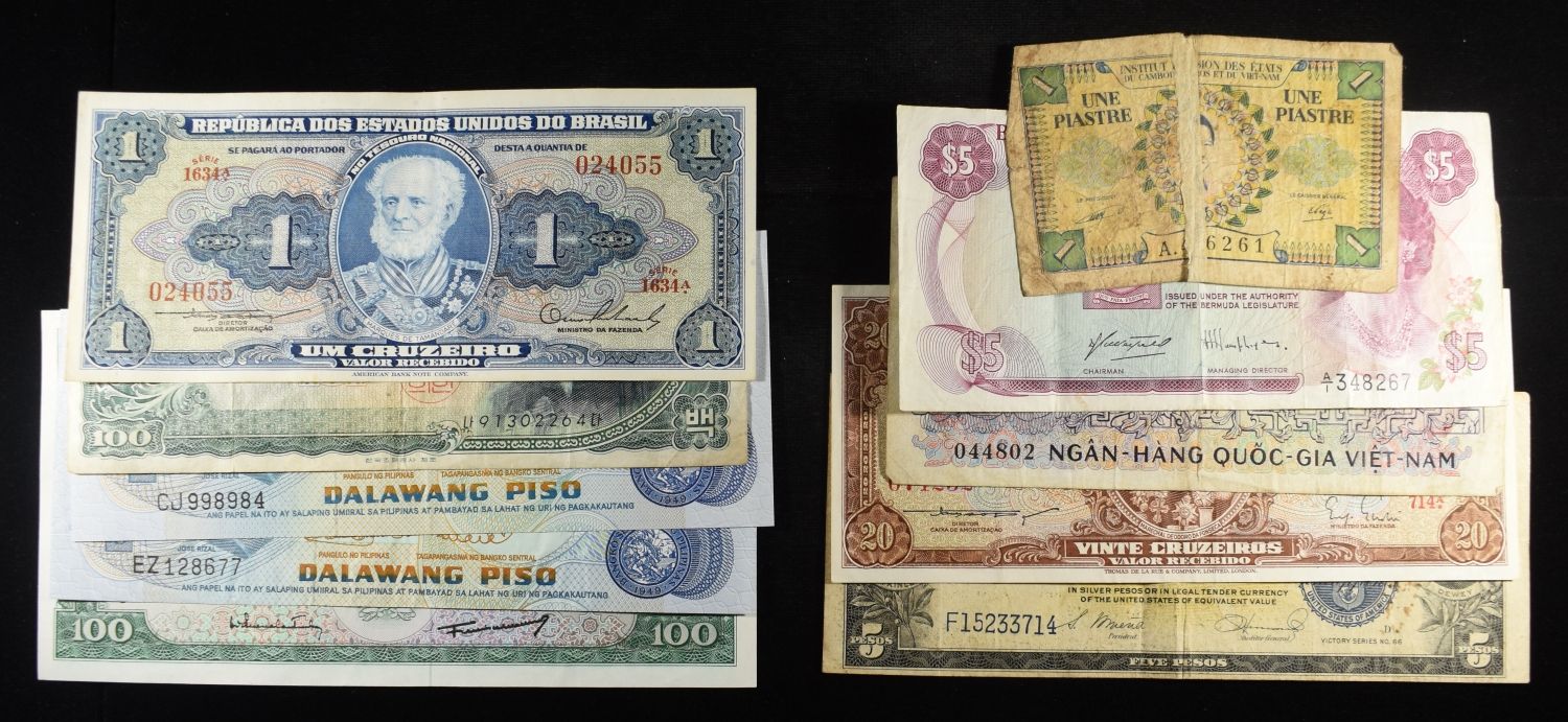 COLLECTORS LOT OF FOREIGN CURRENCY