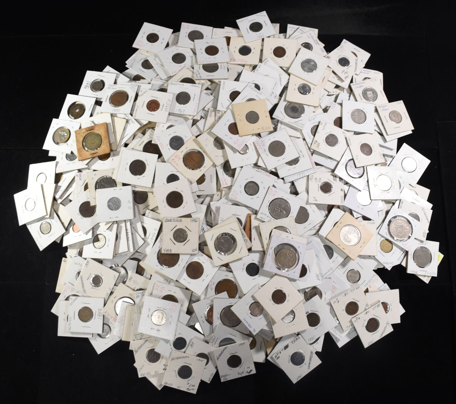580 FOREIGN COINS IN 2X2'S