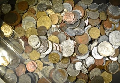 TEN POUNDS MIXED FOREIGN COINS. LEADERS IN ON-LINE AUCTIONS ESTIMATE $200 - $240.