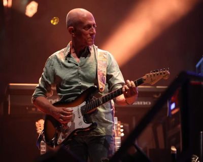 אבי סינגולדה - אירוח אישי ונגינה ביחד + כרטיסים VIP. הרכישה כוללת זוג כרטיסי VIP, כולל אירוח על 