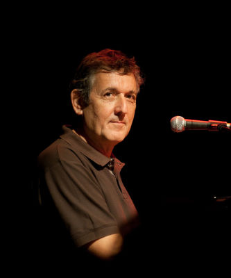 יוני רכטר - יוני רכטר - פרטיטורה מקורית של יצירה מוקדמת. כשמאחוריו קלאסיקות נצחיות כמו "עטור מצחך" 