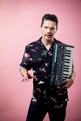 אבי גרייניק - מופע סלון מוזיקלי. תארגנו חברים, משפחה, עובדים או מי שתרצו - וכנסו את כולם בסלון. כי 