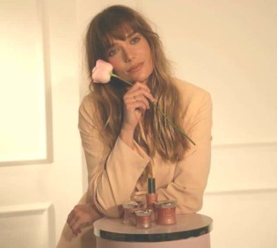 דנה פרידר - 2 כרטיסים להצגה "הסוף" + סיור מאחורי הקלעים.
. 5 כרטיסים זוגיים להצגה "הסוף", בכיכובה 